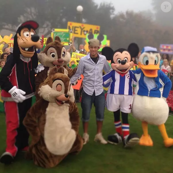 'Tico e Teco estão p*tos': Craque Neto ironiza passeio de Neymar na Disney após a Copa do Mundo de 2026 e dispara novas críticas ao camisa 10 ao vivo