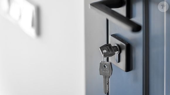 Muitas de nós temos o hábito de dar duas voltas na chave ao fechar a porta de casa e deixá-la na fechadura pelo lado de dentro