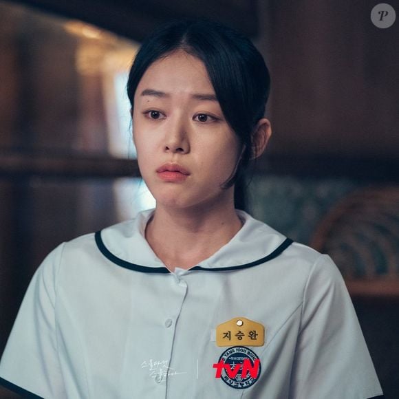 'Vinte e Cinco, Vinte e Um' acompanha Na Hee-do, uma jovem esgrimista que vê seus planos mudarem completamente durante a crise financeira que atingiu a Coreia do Sul no fim dos anos 1990
