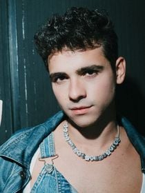 'Bora viver': João Victor Gonçalves, o Mau Mau de 'Quem Ama Cuida', aposta em look all jeans estiloso para o Rock in Rio após sofrer ataque homofóbico