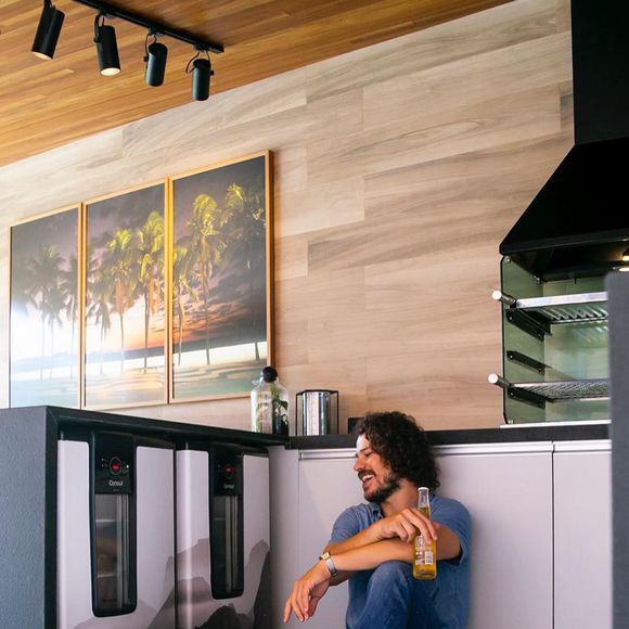 José Loreto mostrou poucos detalhes internos da mansão, como este admirando sua cervejeira