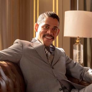 Em 'Garota do Momento', Basílio (Cauê Campos) usava o cabelo geralmente dividido ao meio, ou com acessórios.