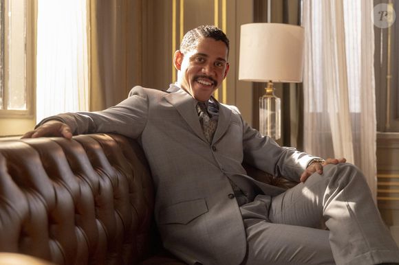 Em 'Garota do Momento', Basílio (Cauê Campos) usava o cabelo geralmente dividido ao meio, ou com acessórios.