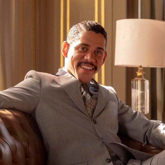 Em 'Garota do Momento', Basílio (Cauê Campos) usava o cabelo geralmente dividido ao meio, ou com acessórios.