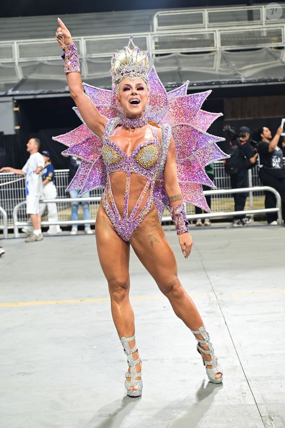 Carnaval: Renata Spallicci usou fantasia com 50 mil cristais no ensaio da Águia de Ouro para o desfile de 2026