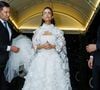 Vestido de noiva de Geórgia Fröhlich teve um corpete estruturado, decote reto sem alças e saia ampla