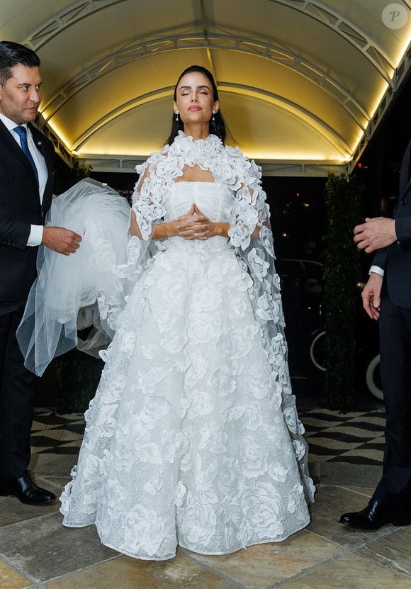 Vestido de noiva de Geórgia Fröhlich teve um corpete estruturado, decote reto sem alças e saia ampla