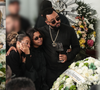 A emoção de Dudu Nobre no velório musical da mãe: consolado pelas filhas, Olívia e Thalita, cantor toca cavaquinho e bebe vinho em última homenagem