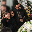 A emoção de Dudu Nobre no velório musical da mãe: consolado pelas filhas, Olívia e Thalita, cantor toca cavaquinho e bebe vinho em última homenagem