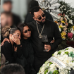 A emoção de Dudu Nobre no velório musical da mãe: consolado pelas filhas, Olívia e Thalita, cantor toca cavaquinho e bebe vinho em última homenagem