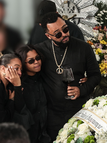 A emoção de Dudu Nobre no velório musical da mãe: consolado pelas filhas, Olívia e Thalita, cantor toca cavaquinho e bebe vinho em última homenagem
