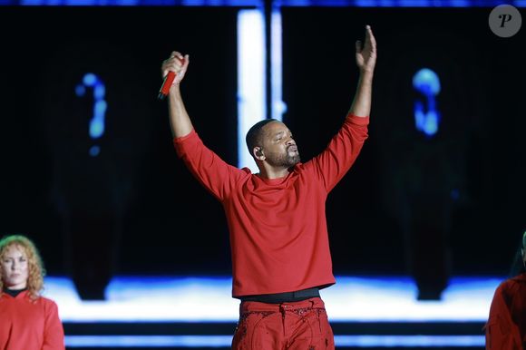 Segundo um conteúdo recente publicado pela People, o informante disse que os famosos ainda estariam um pouco separados, e intitulou a situação como 'bizarra'.