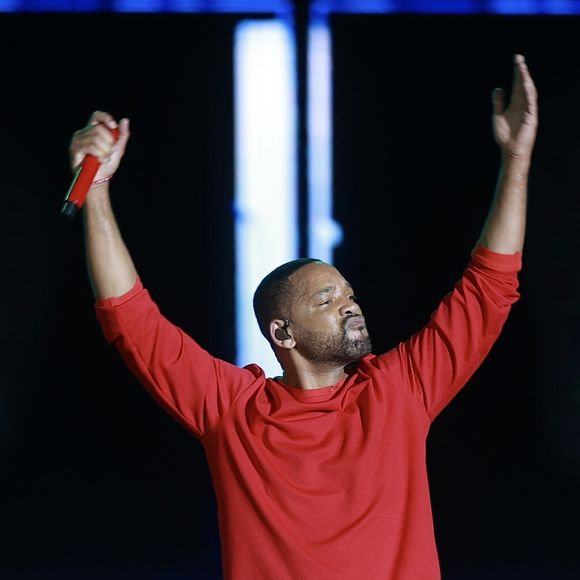 Segundo um conteúdo recente publicado pela People, o informante disse que os famosos ainda estariam um pouco separados, e intitulou a situação como 'bizarra'.