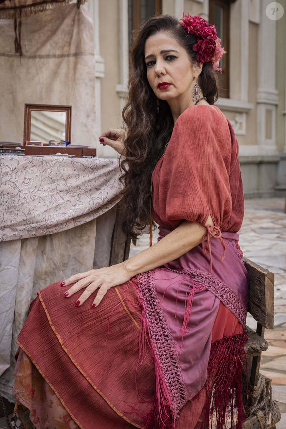 Carmem (Cristiane Amorim) - Cigana. Vai viver com Zulma (Heloísa Périssé) e virar sua parceira em golpes