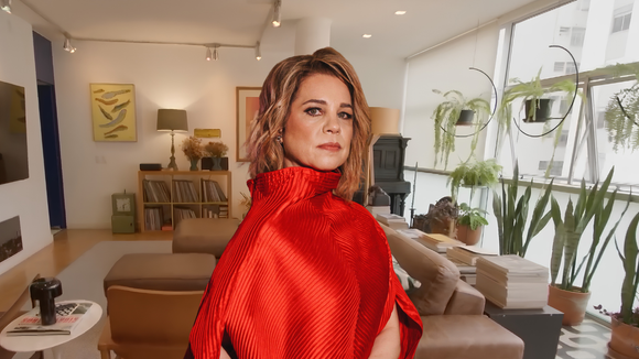 Herança de Pilar em 'Quem Ama Cuida'? Isabel Teixeira mora em apê repleto de relíquias, desde um piano com apenas oito exemplares no Brasil até edições históricas de Guimarães Rosa