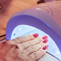 Adeus unhas em gel: a proibição está em vigor desde 1º de setembro