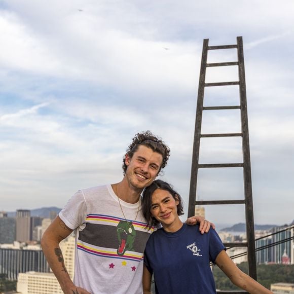 A constante presença de Shawn Mendes no Brasil tem gerado rumores de uma possível mudança do cantor para o Brasil