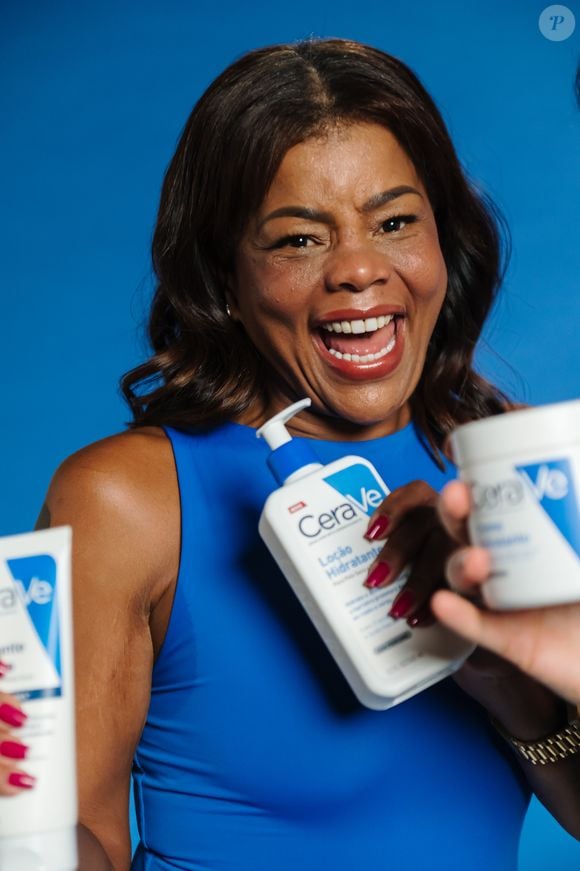 A cantora também revela seu produto preferido no fim da rotina de skincare: "Então assim, passar aquele Water Gel da CeraVe que é incrível e que deixa a pele geladinha. Só conferindo pra ver, é incrível"