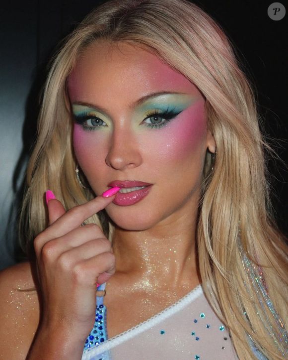 No verão brasileiro, a maquiagem fresh e quase invisível perde força, enquanto cores e brilhos ganham destaque além do período do Carnaval