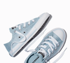 Criado em 1917, o clássico Chuck Taylor All Star ganha versão metalizada e reforça seu status como um dos sneakers mais icônicos da moda