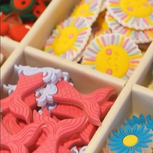 A decoração criada para o aniversário de Mavie levou o tema Show de Talentos para todos os cantos do buffet, com elementos musicais e detalhes em lilás e rosa