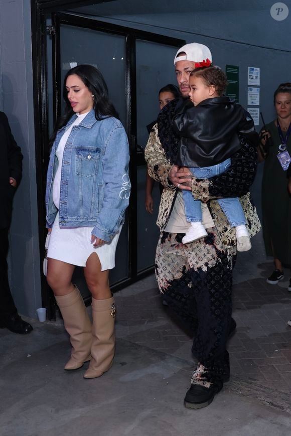A pequena Mavie, claro, seguiu a linhagem fashionista da família. Ela surgiu adorável com uma jaqueta de couro preta em miniatura, calça jeans e um laço vermelho no cabelo que trouxe doçura e cor à produção