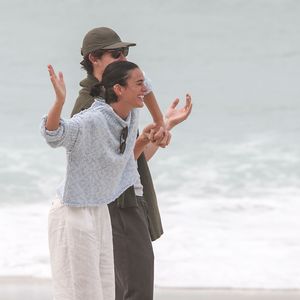 Clima descontraído marcou novas fotos de Bruna Marquezine e Shawn Mendes em dia de praia