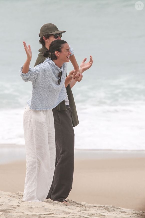Clima descontraído marcou novas fotos de Bruna Marquezine e Shawn Mendes em dia de praia