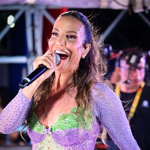 Ivete Sangalo brilhou no Fortal 2026 com look repleto de pedrarias enquanto Tiago Maia acompanhava a apresentação em cima do trio elétrico