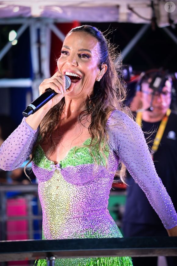 Ivete Sangalo brilhou no Fortal 2026 com look repleto de pedrarias enquanto Tiago Maia acompanhava a apresentação em cima do trio elétrico