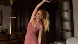 Se você não tem tempo para ir ao fisioterapeuta, esses quatro alongamentos que você pode fazer em casa vão resolver o problema