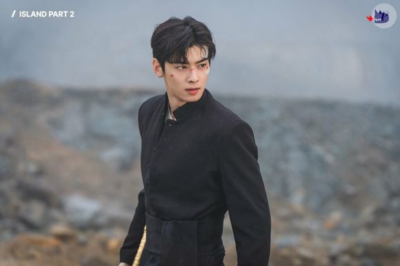 'A Ilha': Cha Eun-woo dá vida ao jovem Padre Johan, um exorcista prodígio que precisa proteger uma mulher marcada pelo destino