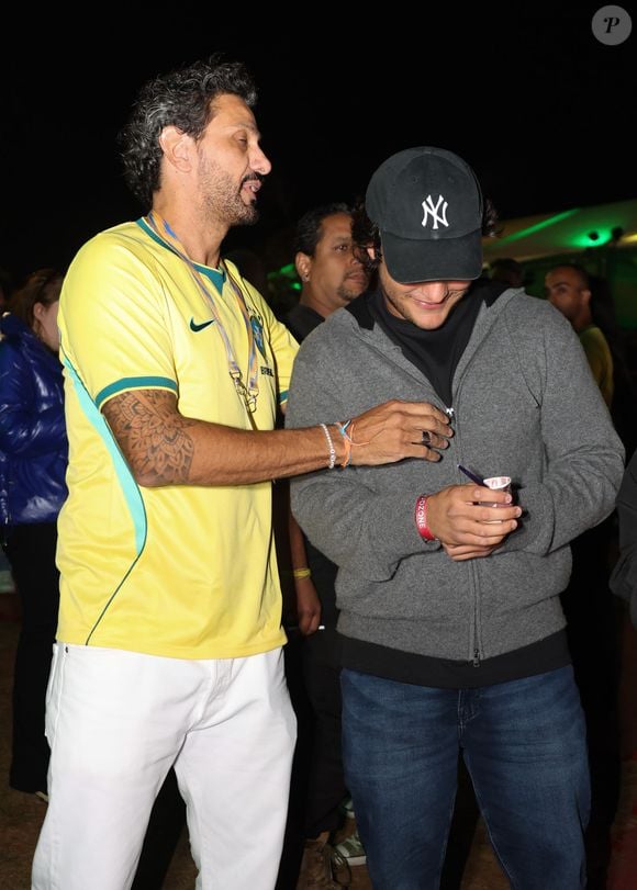 Marcelo Sangalo e Tiago Maia chamam atenção ao surgirem em clima de proximidade durante o Arena Brasileira, em São Paulo