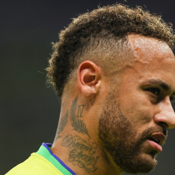 Neymar vai ser incluso em nova leva do álbum da Copa 2026, enquanto isso pais e filhos se unem na troca dos cromos do Mundial. 'A criança vê o pai se entusiasmar por algo simples. Vê o pai negociar uma figurinha, comemorar uma rara, ficar frustrado com cinco repetidas seguidas'