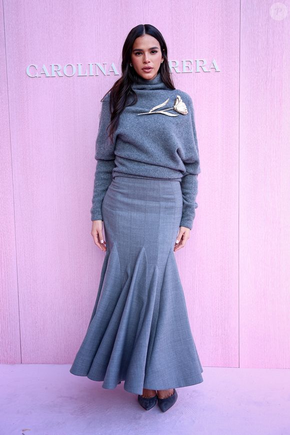 Bruna Marquezine foi convidada da Carolina Herrera para acompanhar o desfile da maison em Madri