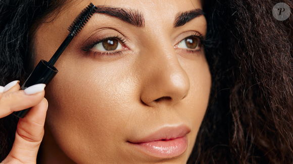 Gel de sobrancelha: de acordo com dicas de especialistas, os produtos são boas alternativas para você deixar os fiozinhos com aspecto mais natural.