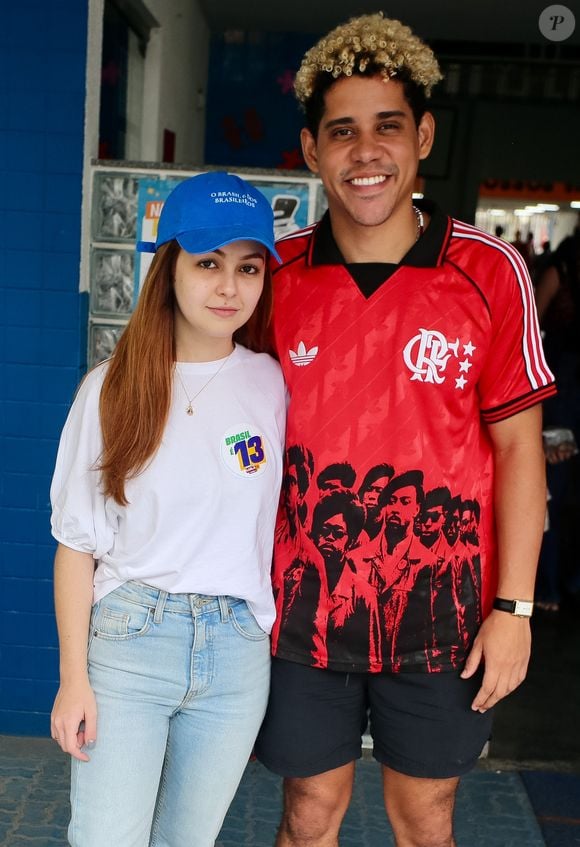 Klara Castanho e Cauê Campos, da novela 'Por Você', posam antes de votar