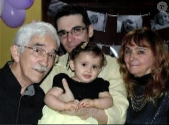 Alan Marinho com a filha no colo ao lado dos pais