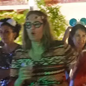 Férias e samba no pé: Longe das notícias do Papa, Ilze aproveita o calor brasileiro e a animação carnavalesca.