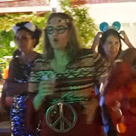 Férias e samba no pé: Longe das notícias do Papa, Ilze aproveita o calor brasileiro e a animação carnavalesca.