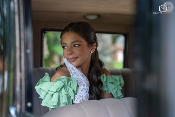 Maria Sophia Costa protagonizou um ensaio especial para celebrar a chegada dos 15 anos
