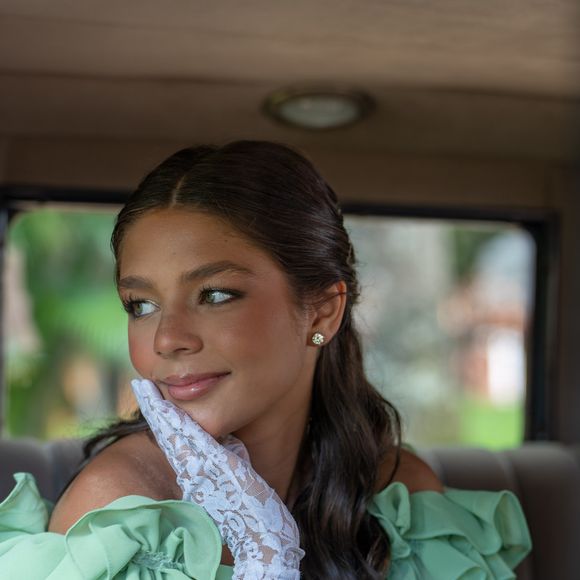 Maria Sophia Costa protagonizou um ensaio especial para celebrar a chegada dos 15 anos