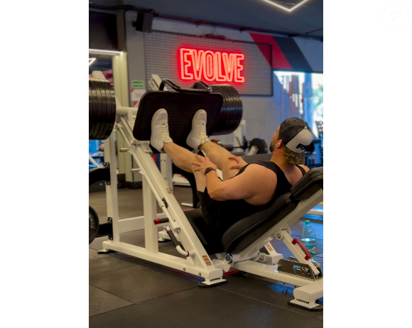 Felipe voltou a mostrar a dedicação aos treinos ao publicar uma foto durante um exercício de leg press nos stories do Instagram, reforçando que a rotina fitness passou a fazer parte de seu dia a dia.