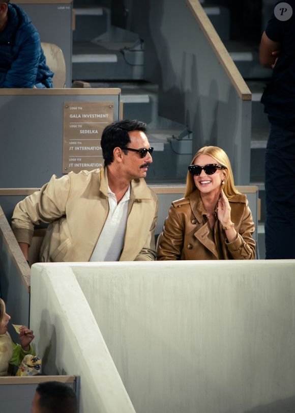 Na paleta! Marina Ruy Barbosa e Rodrigo Santoro combinam looks em tons terrosos e ostentam estilo ao assistirem partida de tênis