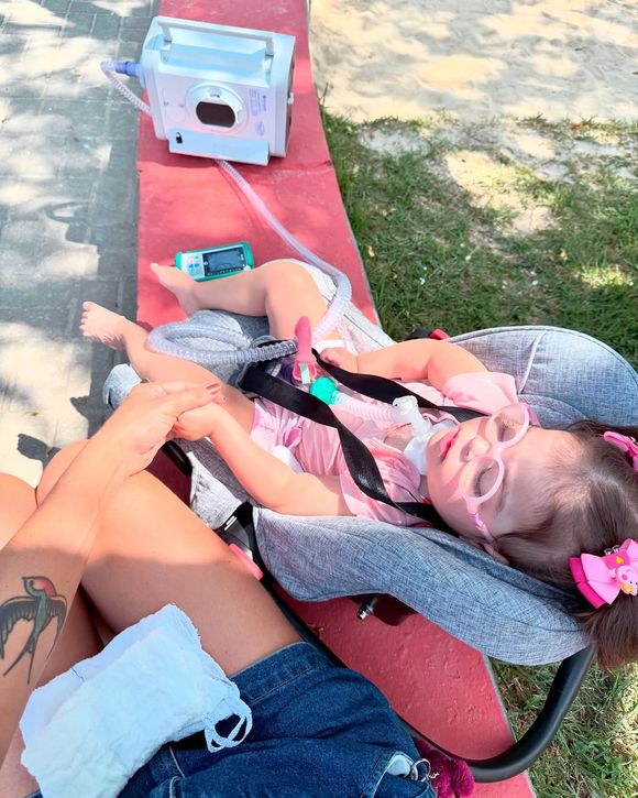 Filha de Juliano Cazarré e Leticia Cazarré, Maria Guilhermina foi diagnosticada com Anomalia de Ebstein logo após o nascimento