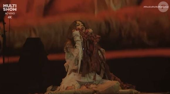 Marina Sena destruiu no palco o boneco que seria a representação de Juliano Floss