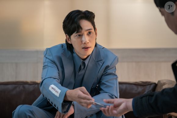 Depois de crescida, Dong-eun inicia uma jornada de vingança contra todos os que a machucaram