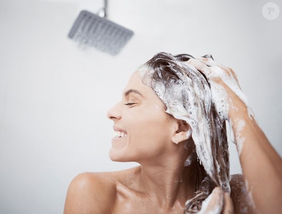 Mais do que estética, discussão sobre 'no poo' levanta preocupação com a saúde capilar e o equilíbrio da pele