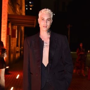 O modelo Sam Porto usou terno preto com decote aberto