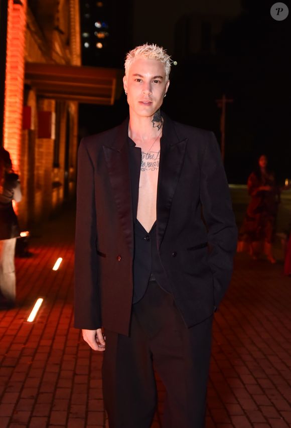 O modelo Sam Porto usou terno preto com decote aberto